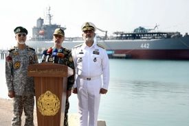 فرمانده کل ارتش: آماده هرگونه پاسخ قاطع در هر نقطه‌ای هستیم
