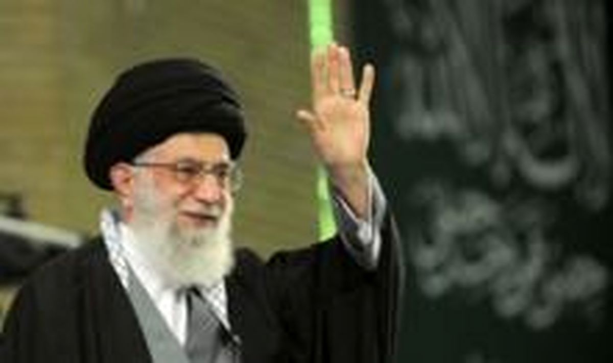 رهبر معظم انقلاب با حضور در یک کارخانه صنعتی با کارگران دیدار کردند