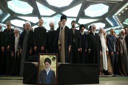 رهبر انقلاب بر پیکر آیت الله هاشمی‌شاهرودی نماز اقامه کردند