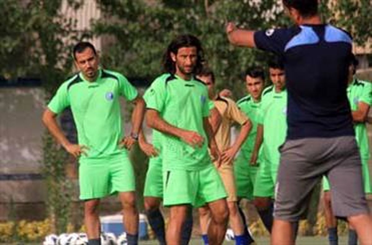 تشویق نیکبخت و شعار علیه دایی واحمدی