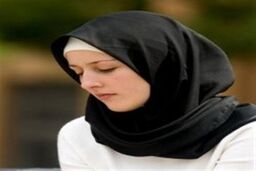 زنان معترض سوئدی، در حمایت از یک زن محجبه، ‌ روسری پوشیدند
