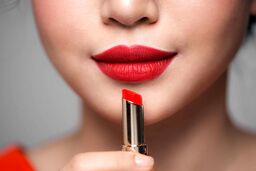آموزش صحیح رژ لب زدن ؛ آرایشگر حرفه ای خودت باش !