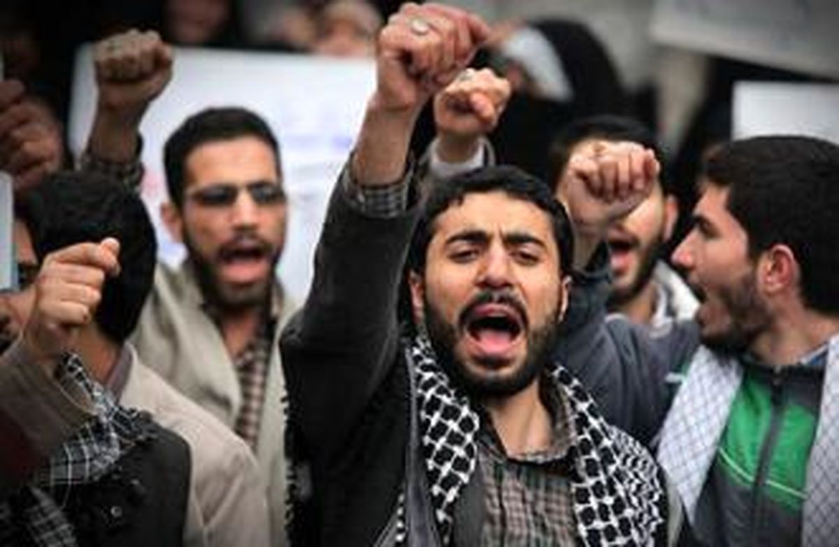 دانشجویان تهرانی در اعتراض به قطعنامه اتحادیه اروپا مقابل سفارت یونان تجمع می کنند