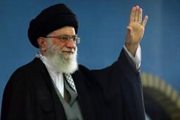 رهبر انقلاب در یکی از کارخانه های صنعتی با کارگران دیدار کردند