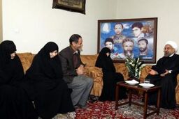 حضور سرزده رییس جمهوری در منزل شهیدان حسین جانی و جانباز ۴۵ درصد دفاع مقدس