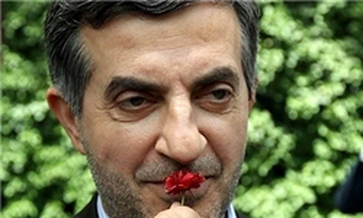 مشایی: رئیسدفتر احمدینژاد باقی میمانم