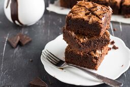 طرز تهیه براونی خرما خوشمزه با روکش شکلاتی