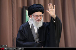 حضور رهبر انقلاب در یکی از کارخانجات صنعتی و دیدار با کارگران