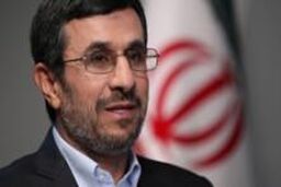 احمدی نژاد پیروزی تیم ملی کشتی آزاد را تبریک گفت