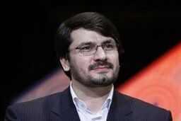 حضور مهرداد بذرپاش در جمع دانشجویان تجمع کننده مقابل سفارت یونان