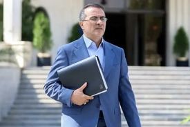 رفیع‌زاده: کاهش ۱۵ درصدی نیروی انسانی دولت عملاً امکان پذیر نیست