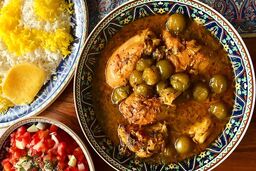 طرز تهیه خورشت گوجه سبز گیلانی ترش با مرغ به 2 روش