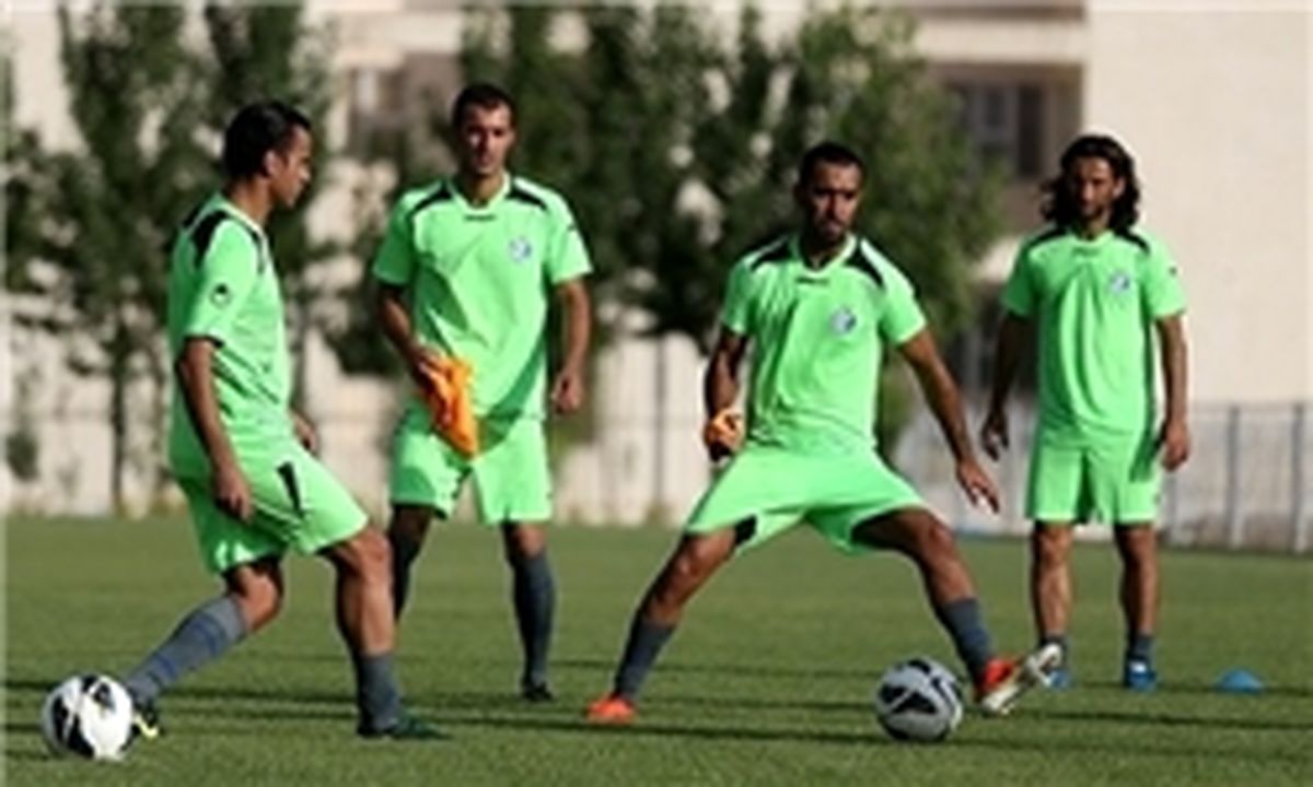 صرف ناهار استقلالیها در رستوران بیرون از هتل
