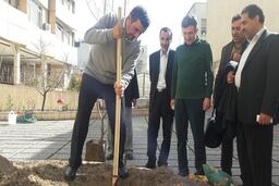 احمدی و نژاد و دوستان و درخت کاری / بیل میزنیم پس هستیم!