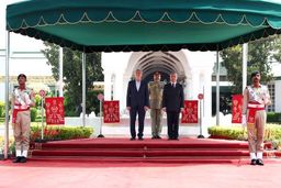 
استقبال رسمی نخست‌وزیر پاکستان از پزشکیان
