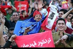 شعار " نظمی یادت باشه تونی باید باشه " در ورزشگاه یادگار امام