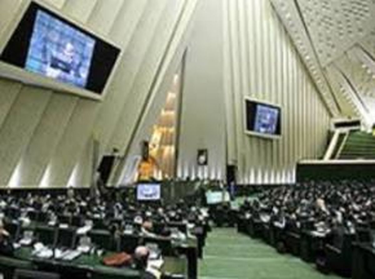 انتقاد دو نماینده از پرداختن مجلس به مسایل حاشیه ای