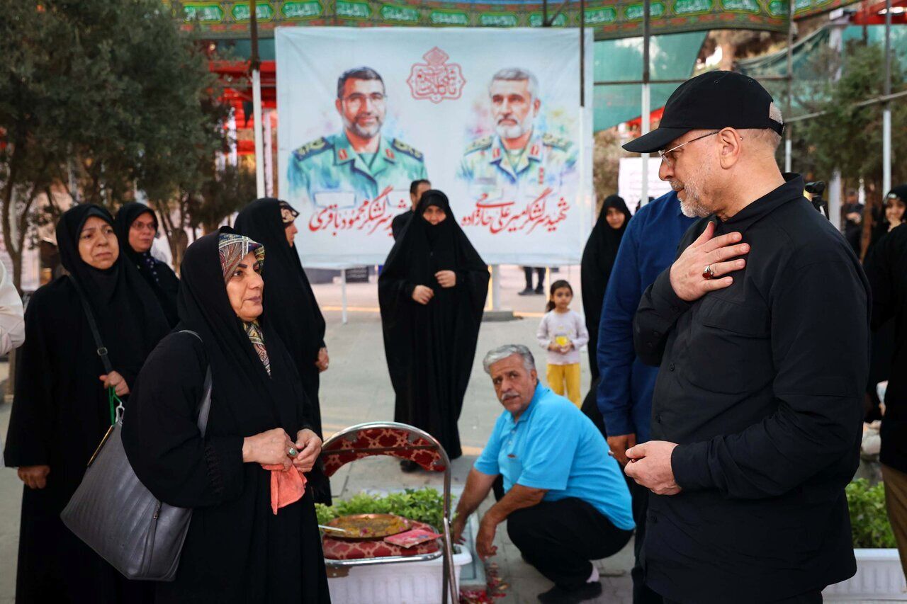 
ادای احترام قالیباف به شهدای اقتدار ایران
