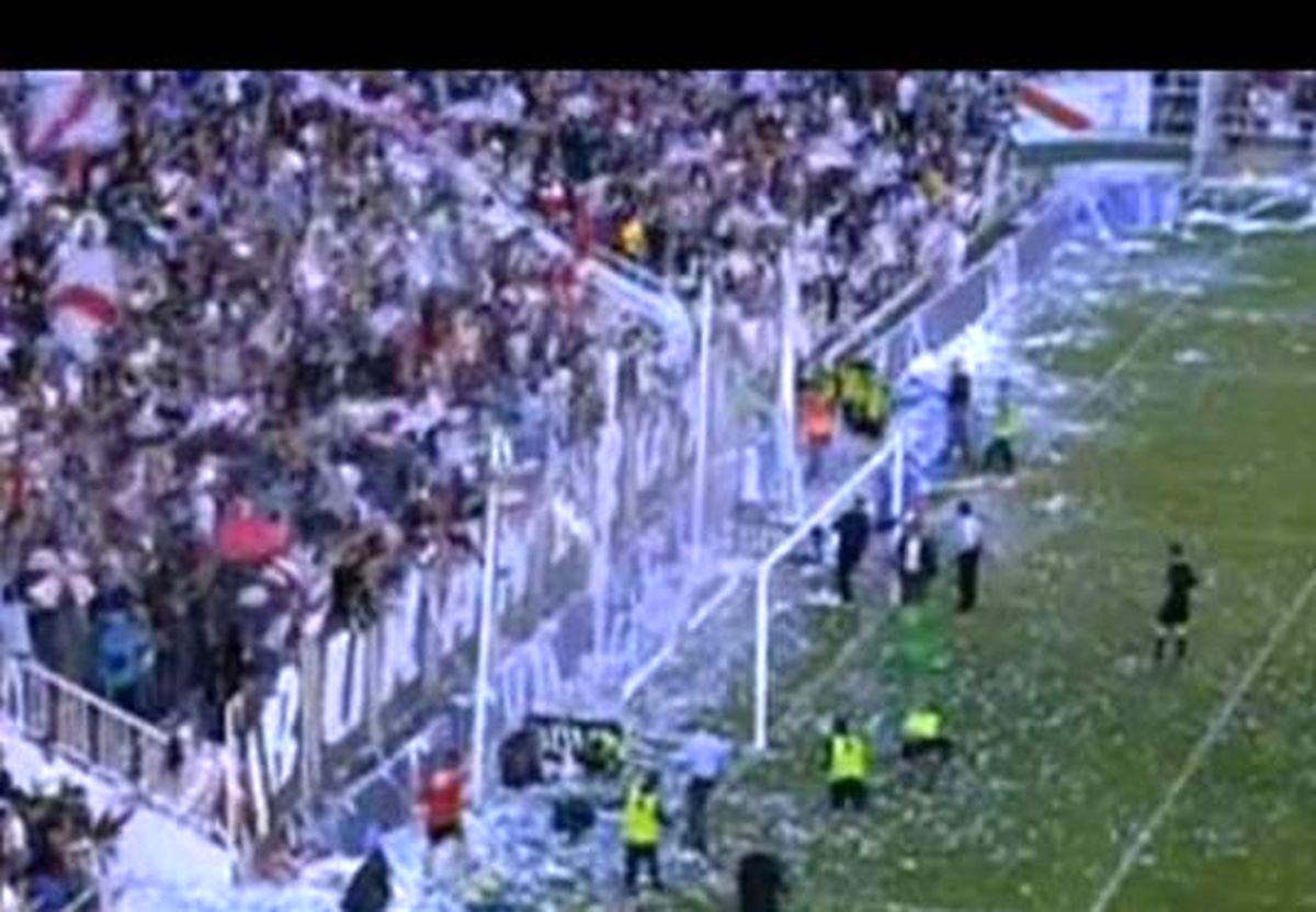 توقف در بازی با اقدام عجیب تماشاگران + فیلم