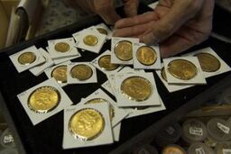قیمت جهانی طلا در کانال ۱۳۰۰ دلاری باقی ماند