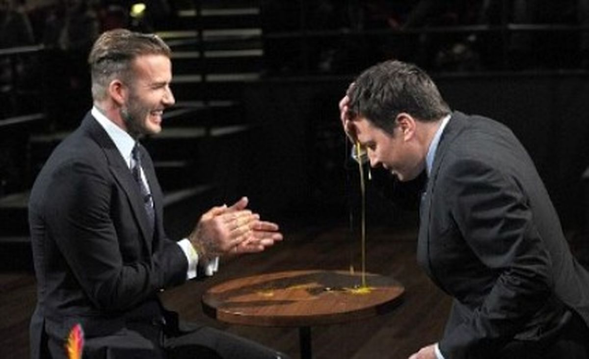 بکهام تخم مرغ را بر سر مجری شکست! + تصاویر