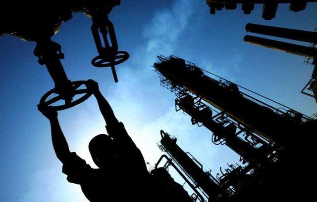 نفت همچنان در حال کاهش قیمت