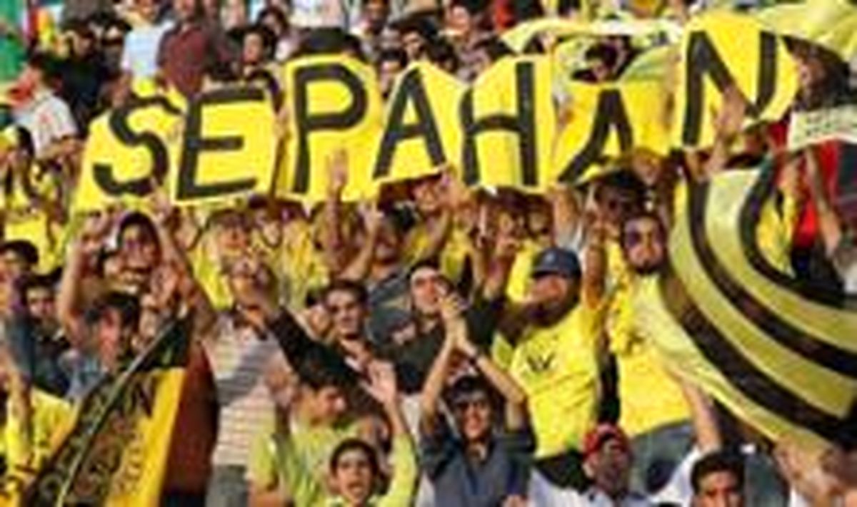 پرچم خلیج فارس در دست هواداران / تماشاگران تفتیش بدنی شدند