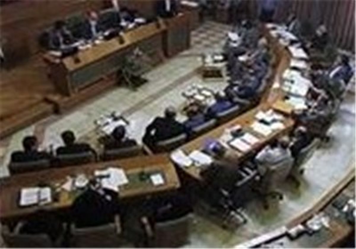 تجمع جمعی از مدیران و کارمندان بازنشسته شرکت واحد مقابل شورای شهر