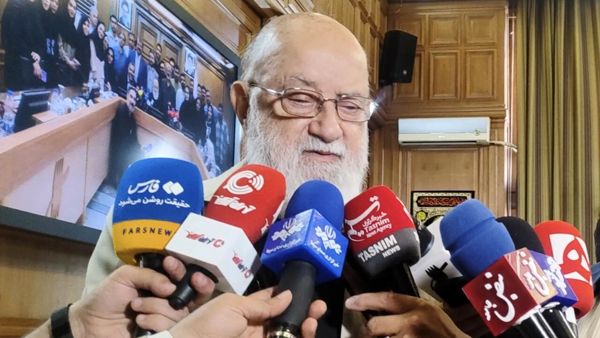 چمران: اتباع فقط با مجوز قانونی می‌توانند در تهران کار کنند