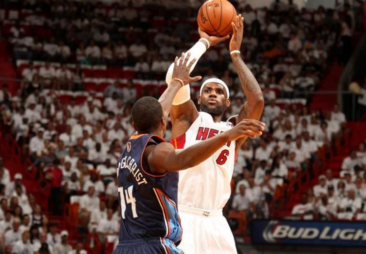 پیروزی یاران جیمز مقابل تیم مایکل جردن