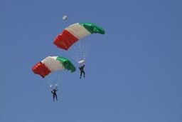 چتربازان سلامت به پرواز در می آیند