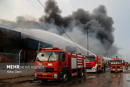 تلاش بی‌وقفه آتش‌نشانان در بندر شهید رجایی