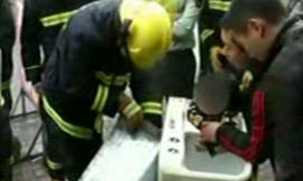 نجات کودک از داخل ماشین لباسشویی + فیلم