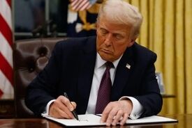 دهن کجی ترامپ به دیوان عالی آمریکا؛ تعرفه ۱۰ درصدی رسما امضا شد
