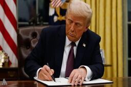 دهن کجی ترامپ به دیوان عالی آمریکا؛ تعرفه ۱۰ درصدی رسما امضا شد
