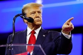 ترامپ نزدیک به 30 دیپلمات آمریکایی را برکنار کرد