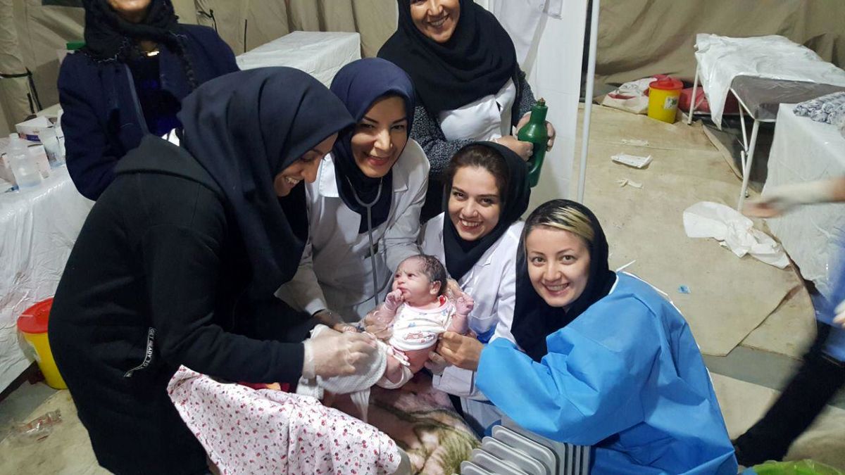 اعزام تیم پزشکی بیمارستان بانک ملی به مناطق زلزله زده استان