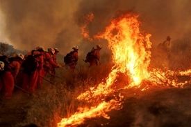  آتش‌سوزی گسترده در کالیفرنیا هزاران نفر را مجبور به تخلیه خانه‌هایشان کرد 