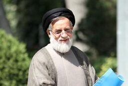 حضور حجت الاسلام شهیدی محلاتی به نمایندگی از رهبرانقلاب در مراسم خاک سپاری پدر شهید کاوه